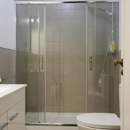 Апартаменты Guia's Gorgeous & Spacious