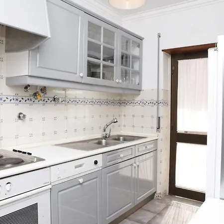 Апартаменты Guia's Gorgeous & Spacious