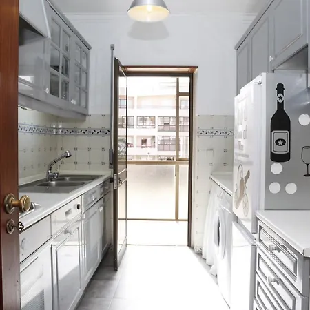 Апартаменты Guia's Gorgeous & Spacious