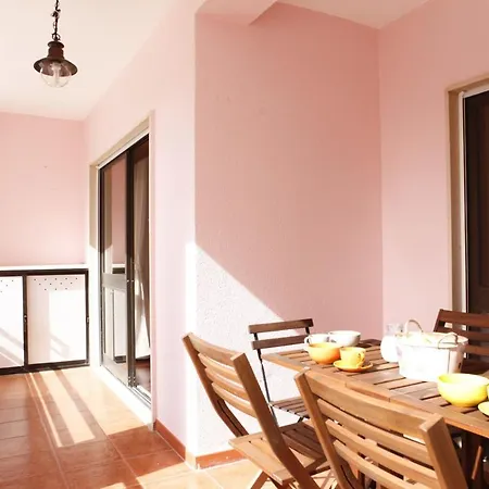 Guia's Gorgeous & Spacious Апартаменты