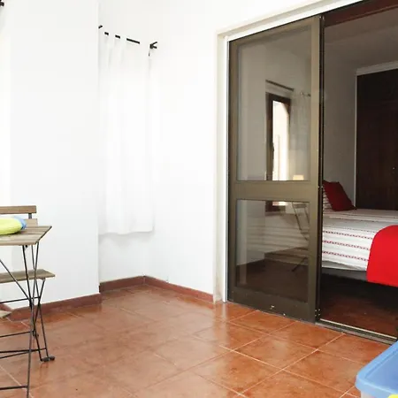 Guia's Gorgeous & Spacious Апартаменты