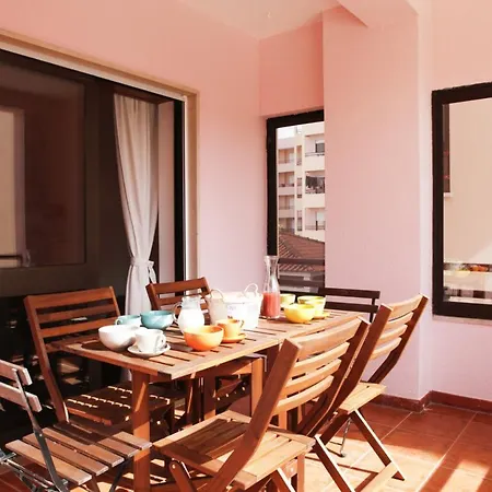 Guia's Gorgeous & Spacious Апартаменты