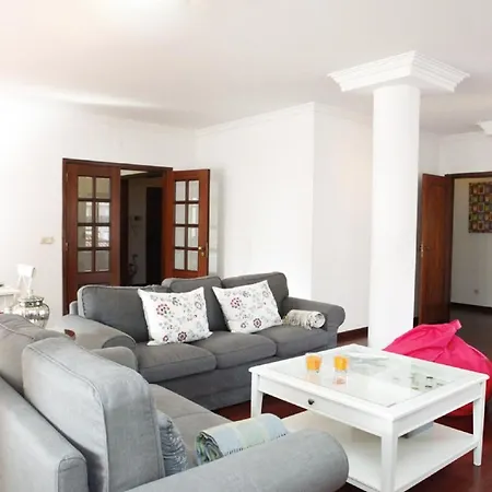 Guia's Gorgeous & Spacious Апартаменты *